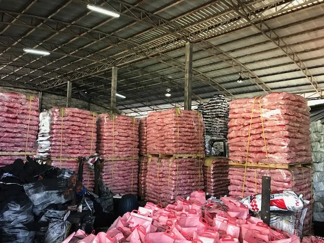 タイの自社倉庫に積まれた業務用の木炭袋